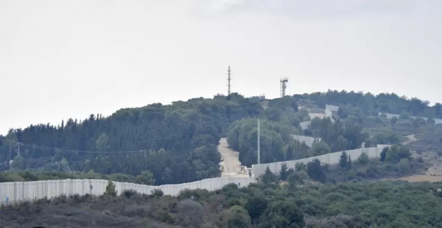 جيش الاحتلال يعلن استهداف خلية تابعة لحــزب الله على الحدود مع لبنان عبر طائرة مسيرة، وكذلك قناصة أطلقوا النار تجاه مسلحين اقتربوا من الحدود اللبنانية مع فلسطين.