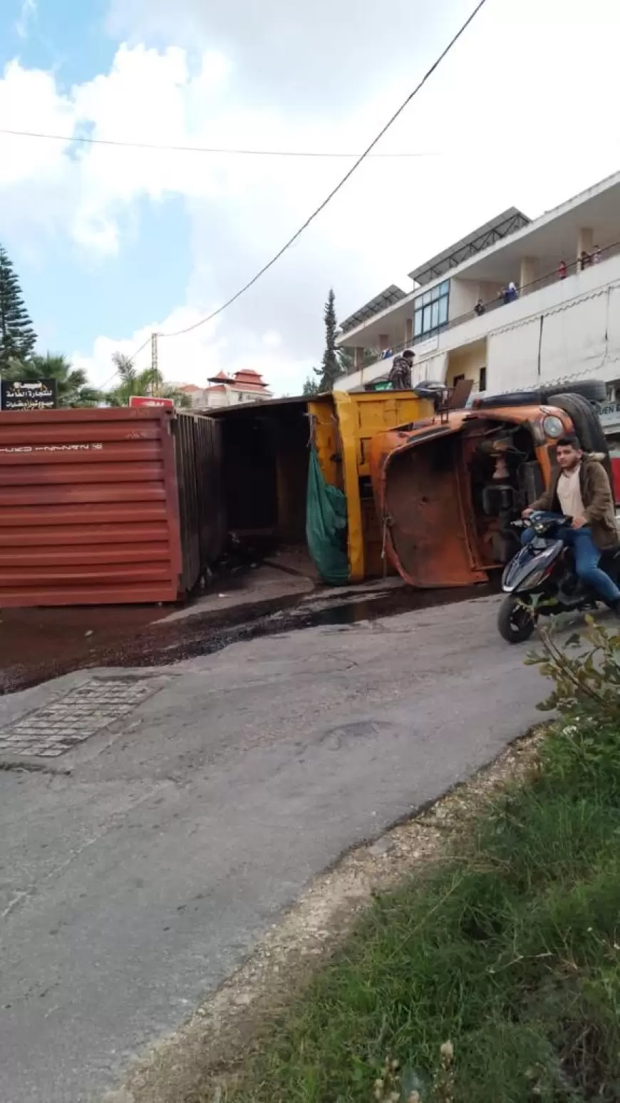 انقلاب شاحنة محملة بالزيت على طريق مغدوشة زيتا