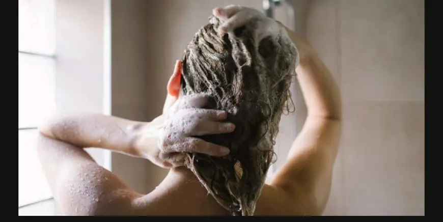 عن غسل الشعر والاعتناء به... طبيبة أمراض جلدية تحذر: تجنبوا القيام بهذا الأمر!