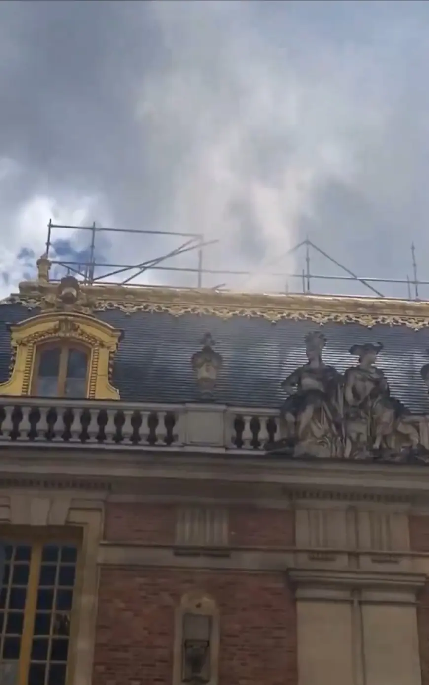 حريق في قصر فرساي التاريخي في فرنسا!