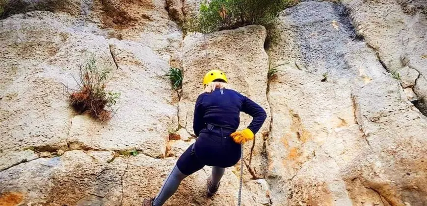 في الشوف.. كان يمارس هواية تسلق الجبال فعلق أسفل المنحدر