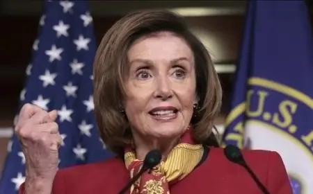 بيلوسي تضغط على بايدن... وكلوني يسحب دعمه