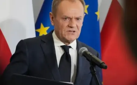 رئيس الوزراء البولندي يتّهم سفيراً سابقاً بالتخابر
