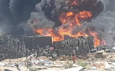 بالصورة - حريق بوره بداخلها اقفاص بلاستيكيه في طرابلس والدفاع المدني يهرع الى المكان