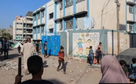 12 شهيدا إثر غارة إسرائيلية على مدرسة للأونروا تؤوي نازحين في مخيم النصيرات