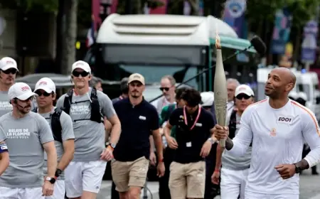 الشعلة الأولمبية تبدأ رحلتها في باريس