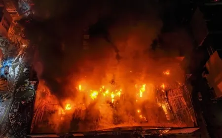 حريق في مركز تجاريّ في الصين وعدد من الأشخاص عالقون بداخله