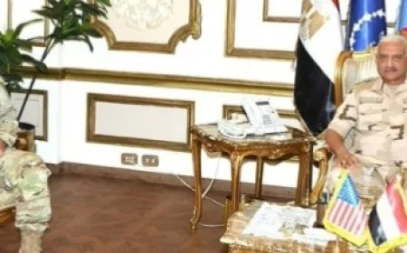 قائد القيادة المركزية الأمريكية يلتقي وزير الدفاع ورئيس الأركان المصريين ويزور هيئة قناة السويس