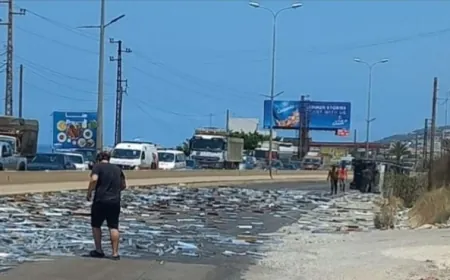 إنقلاب حمولة شاحنة على أوتوستراد كفرعبيدا باتجاه البترون وحركة المرور كثيفة في المحلة