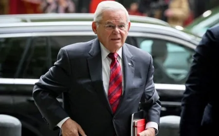 استقالة السناتور الأميركي مينينديز بعد إدانته بالفساد