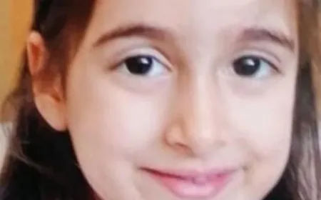 تم سحب جثمان طفلة شهيدة من تحت الانقاض