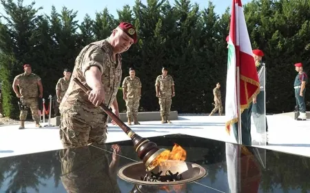 العماد عون وضع إكليلًا من الزهر على نصب شهداء الجيش