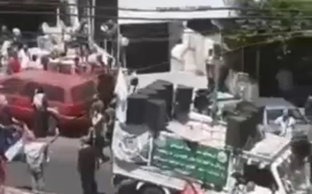 بالفيديو - مسيرة جماهيرية وجنازة رمزية من أمام مسجد الإمام علي بن أبي طالب - الطريق الجديدة.