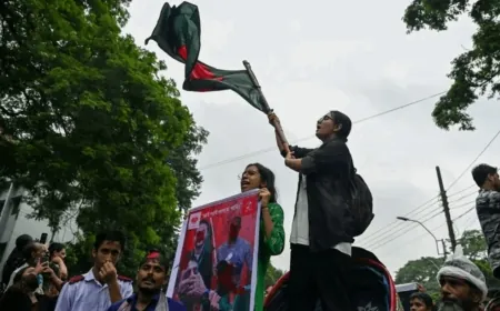 محتجون يقتحمون مقر رئيسة الوزراء في دكا