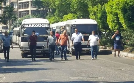 في طرابلس… سائقو الباصات يقطعون الطريق امام منزل وزير الداخلية