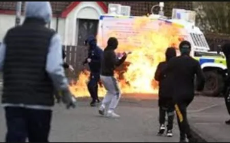 إصابة 10 عناصر من الشرطة في مواجهات مع مؤيدين للوحدة في إيرلندا الشمالية