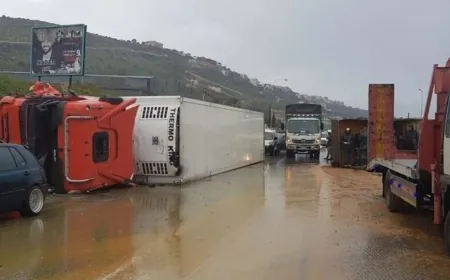 بالفيديو - انقلاب شاحنة على طريق جسر البالما في طرابلس