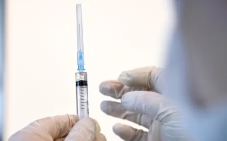 بعد إصابتهم بعوارض خطيرة... الآلاف من الذين تلقوا لقاح "أسترازينيكا" يطالبون بتعويضات مالية