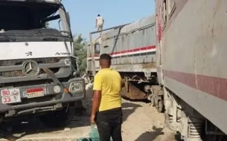 ضحايا بحادث أليم.. اصطدام قطار بسيارتي نقل يحزن الإسكندرية