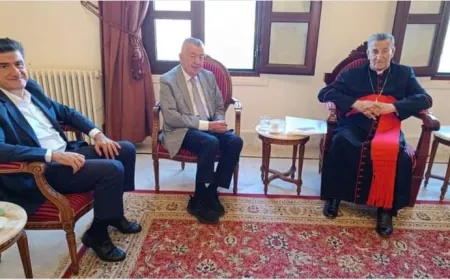 الراعي يبحث مع زواره المستجدات..