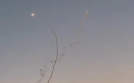 بالفيديو - سقوط صاروخ من القبة الحديدية أثناء محاولة اعتراض الرشقة الأخيرة  من لبنان.