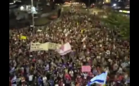 بالفيديو - تظاهرة ضخمة للمستوطنين في "تل أبيب"؛ للمطالبة بإبرام صفقة تبادل أسرى.