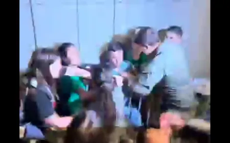 بالفيديو - مواجهات عنيفة في "تل أبيب"، بعد قمع شرطة الاحتلال لتظاهرة تطالب بإبرام صفقة تبادل الأسرى.