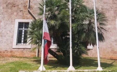 حدادا على وفاة الرئيس الحص.. تنكيس الأعلام أمام السرايا