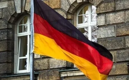 ألمانيا تطرد ممثل خامنئي في هامبورغ بعد حظر المركز الإسلامي