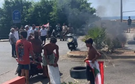 محتجون قطعوا طريق الجناح بالاطارات المشتعلة بسبب انقطاع المياه