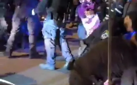 بالفيديو - شرطة الاحتلال تعتقل مستوطناً وتقمعه خلال تظاهرة في حيفا، للمطالبة بإبرام صفقة تبادل الأسرى