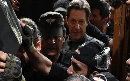محكمة مكافحة الإرهاب تبقي 9 نواب من حزب عمران خان قيد التوقيف باسلام أباد