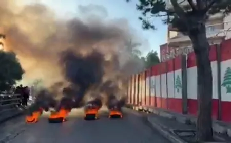 بالفيديو - العسكريون المتقاعدون أشعلوا الإطارات على الطريق المؤدية إلى السراي الحكومي