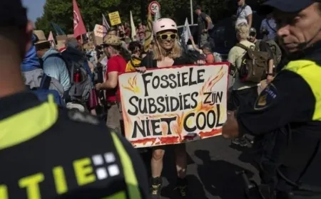 احتجاجات مناخية تغلق طريقًا رئيسيًا في هولندا خلال إضراب للشرطة