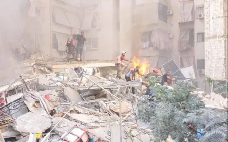 فرق الإسعاف والإنقاذ تعمل على انتشال الشهداء والجرحى وإزالة الركام