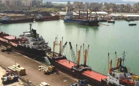 إنقلاب شاحنة داخل مرفأ طرابلس
