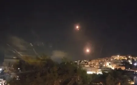 مطار رمات دافيد يتلقى ضربات صاروخيه كبيره الان من لبنان ..