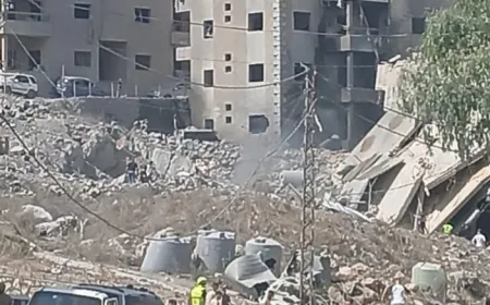 مجزرة اسرائيلية في مدينة حاروف قضاء النبطية اذ استهدفت غارة اسرائيلية مبنيين سكنيين مقتظين*