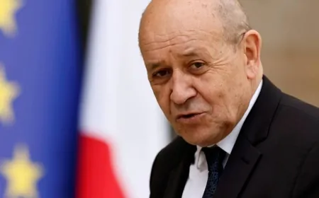 يصل الموفد الرئاسي الفرنسي جان إيف لودريان الى بيروت خلال ساعة على ان يتوجه ليجتمع مع قائد الجيش جوزيف عون في اليرزة لمناقشة الوضع الأمني المستجد