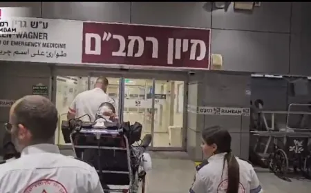 بالفيديو - لحظة نقل مستوطن مصاب، جرّاء سقوط صاروخ في "كريات بياليك" قرب حيفا.