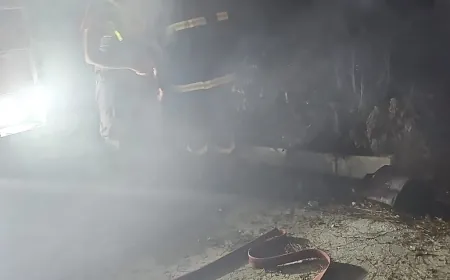 إخماد حريق منزل إثر غارة جوية إسرائيلية في عدلون.