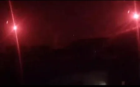 بالفيديو - قنابل مضيئة فوق سماء بلدة السنديانة عكار.