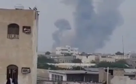 بالفيديو -لحظة قصف الاحتلال مدينة وميناء الحديدة في اليمن.