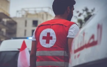 فرق الإسعاف تواصل البحث عن مفقودين تحت أنقاض الذي قصفه جيش الاحتلال في منطقة عين الدلب أمس