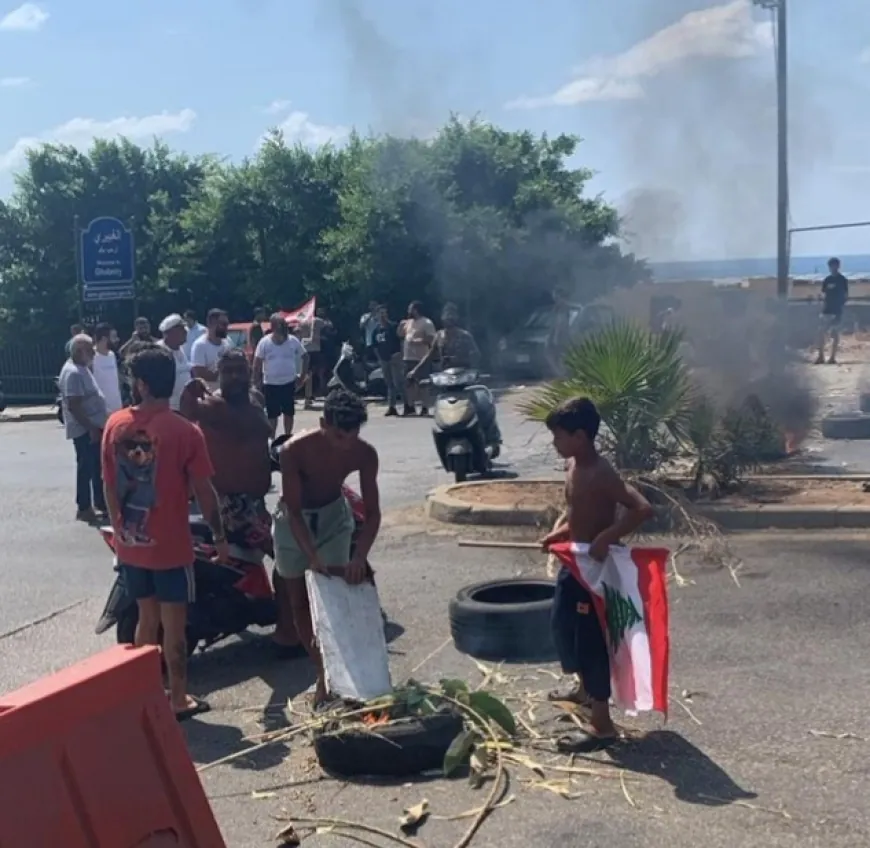 محتجون قطعوا طريق الجناح بالاطارات المشتعلة بسبب انقطاع المياه