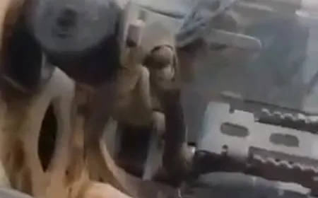 بالفيديو -استهداف سائق جرافة من مسيرة اثناء فتح طريق في الضاحية