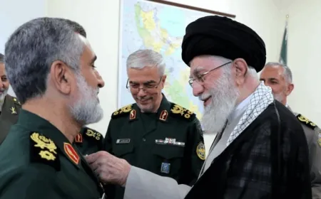 الخامنئيّ منح "وسام الفتح" لقائد القوة الجوية في الحرس الثوريّ