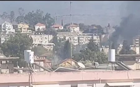 بالفيديو - النيران تشتعل في عدد من المباني بمستوطنة "كريات شمونة" بعد استهدافها برشقة صاروخية