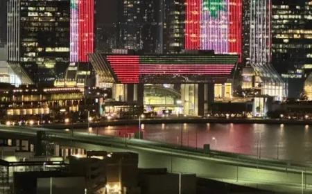 علم لبنان يضيء مبنيين في ابو ظبي في مشهد تضامني بعد الغارات الاسرائيلية على بيروت مساء اليوم الخميس