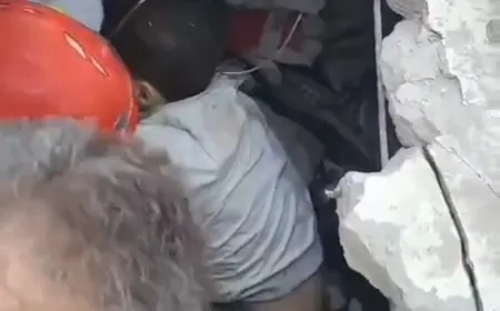 بالفيديو - لحظة إنتشال شاب على قيد الحياة من تحت الانقاض في بلدة الكرك